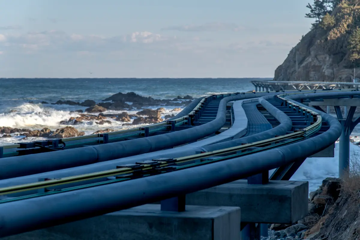 vista-panoramica-del-mar-con-monorrail-contra-el-cielo